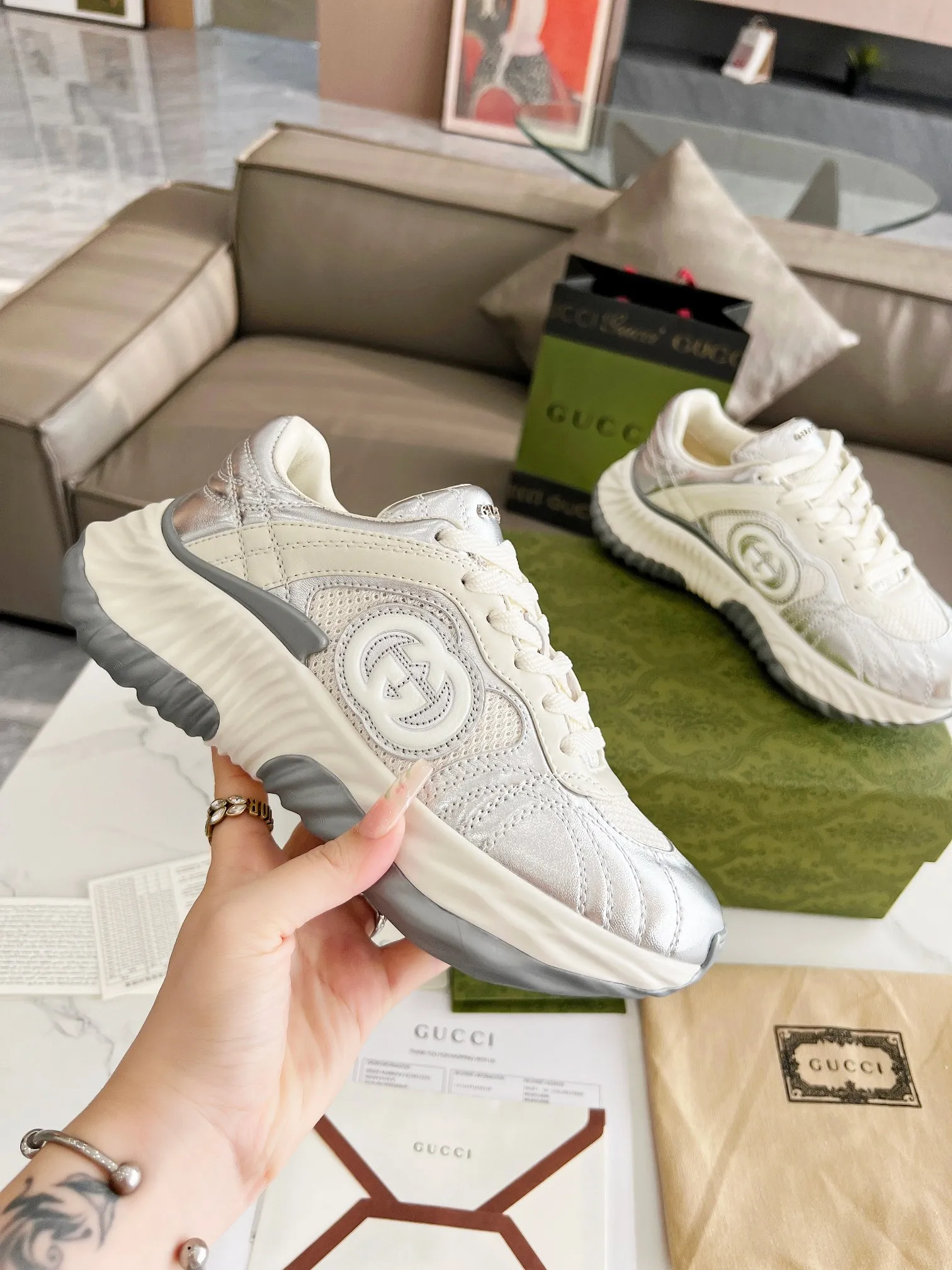 Men's men's shoes 💰780 Top version 🔝Original purchase and development [Love] This new sneaker adopts a thick-soled design, with stitched sheepskin upper and breathable mesh. Show full sense of technology. The 3D effect interlocking double G leather patch and Gucci letter metal accessories, two brand logo details, inject a dazzling texture into the overall design. The details are more substantial! ...